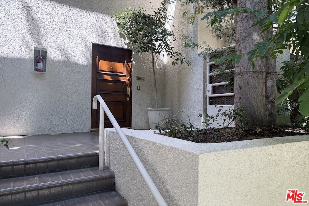 1131 Alta Loma Rd Unit: 602