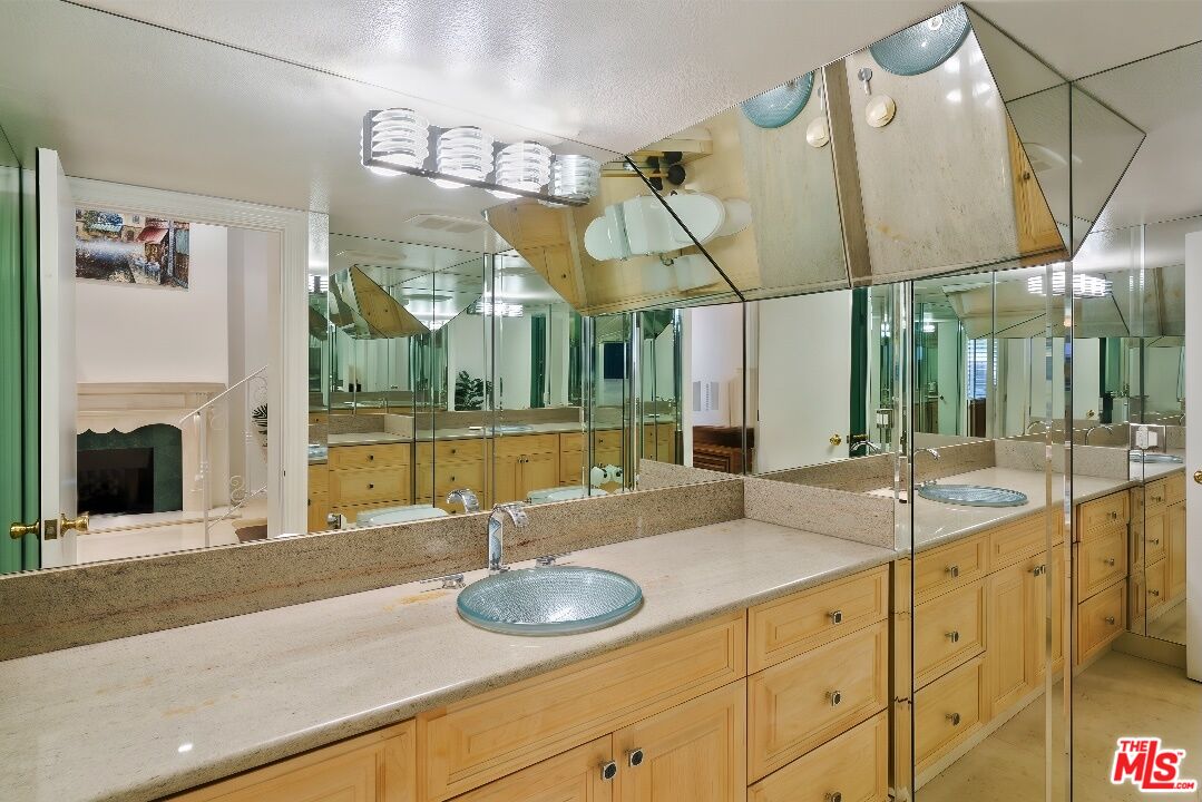 1131 Alta Loma Rd Unit: 602