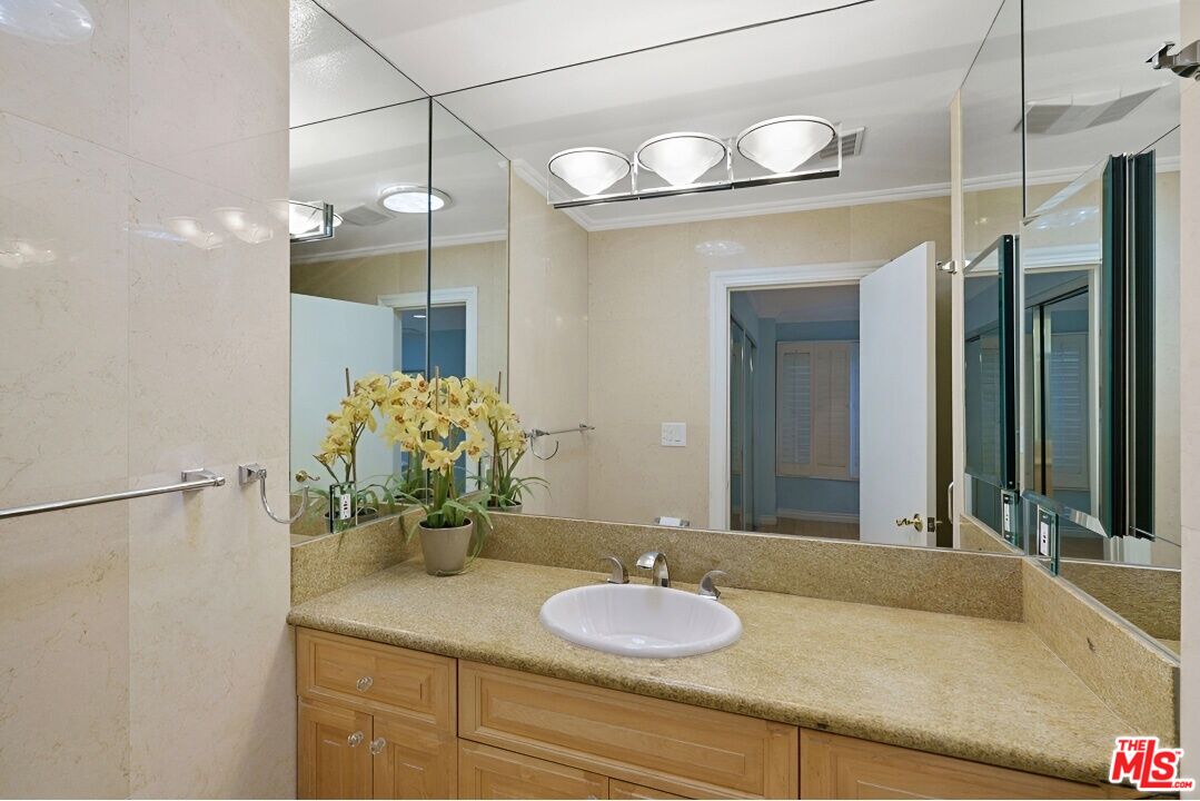 1131 Alta Loma Rd Unit: 602