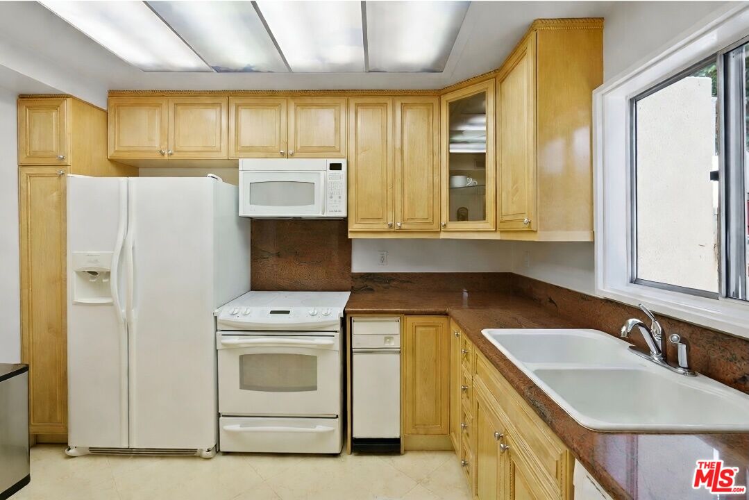 1131 Alta Loma Rd Unit: 602