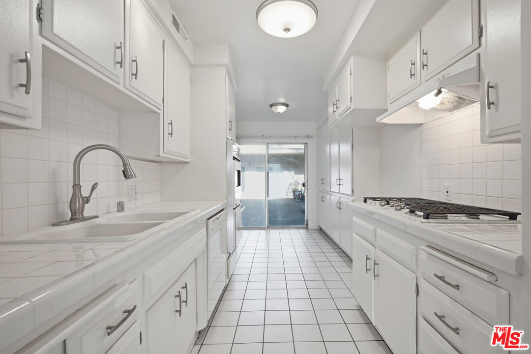 837 S Windsor Blvd Unit: 6