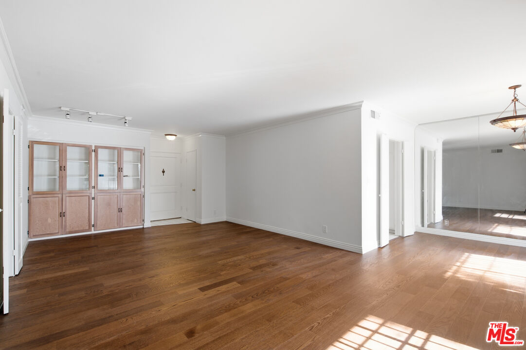 837 S Windsor Blvd Unit: 6