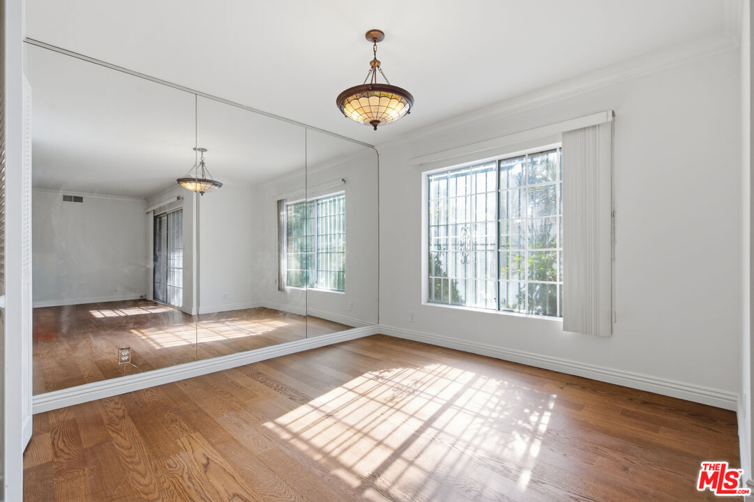 837 S Windsor Blvd Unit: 6