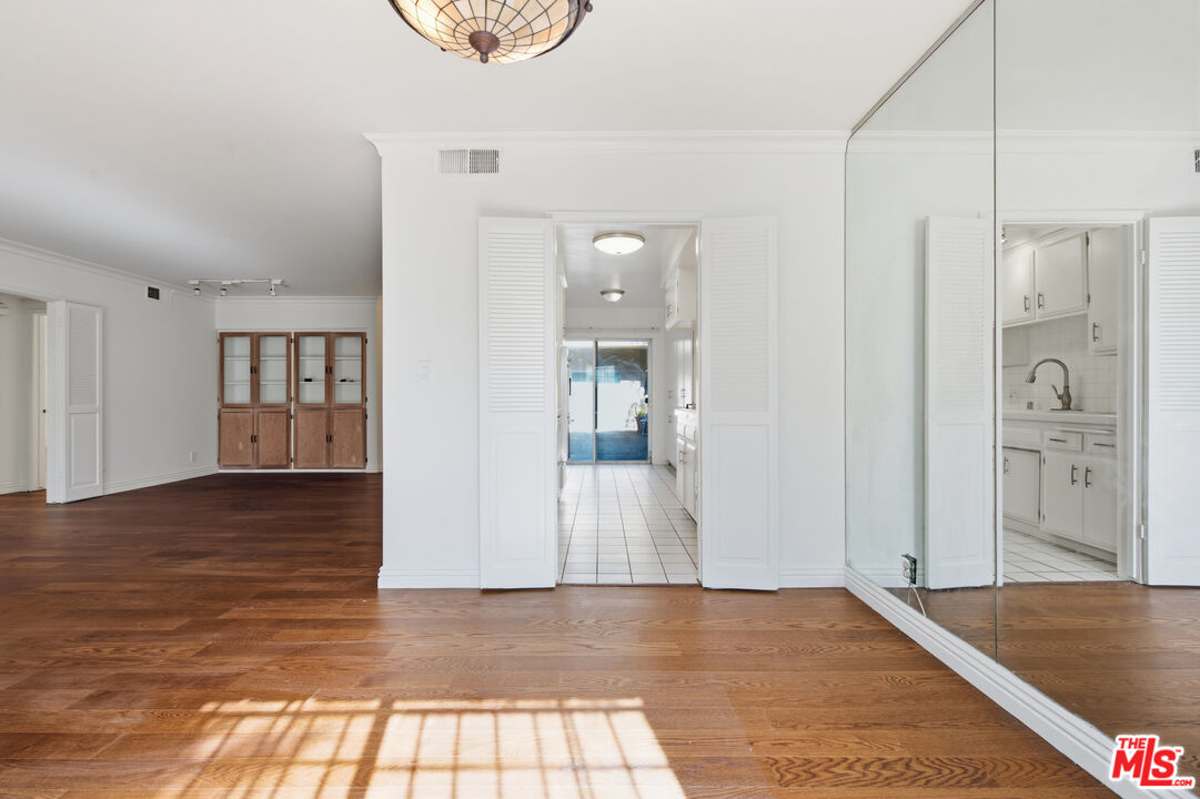 837 S Windsor Blvd Unit: 6
