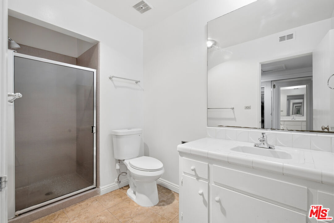 837 S Windsor Blvd Unit: 6