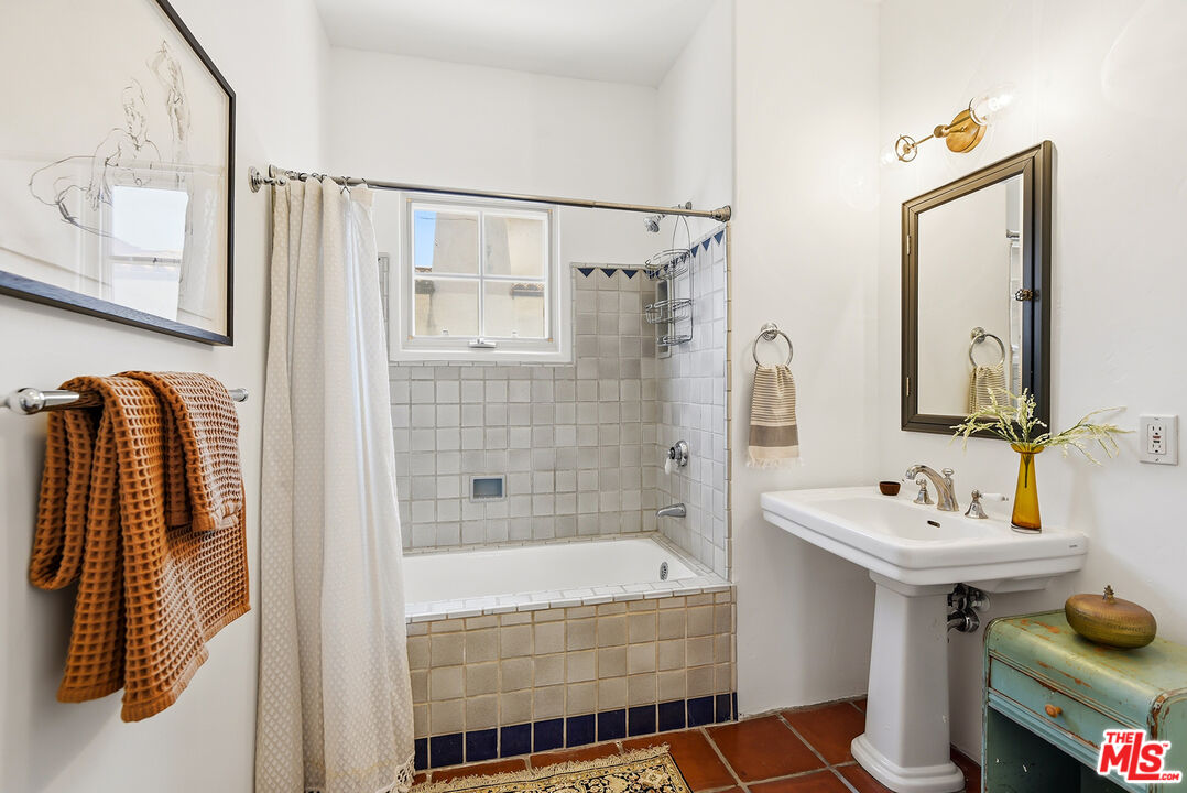 1414 N Harper Ave Unit: 10