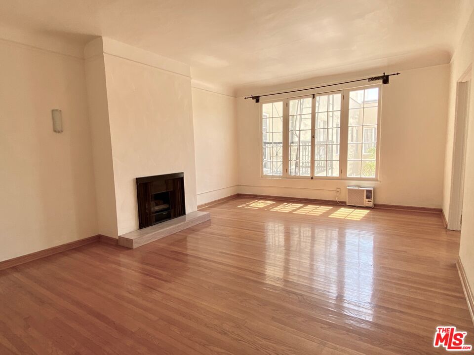 1345 N Hayworth Ave Unit: 212