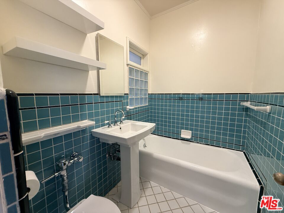 1345 N Hayworth Ave Unit: 212