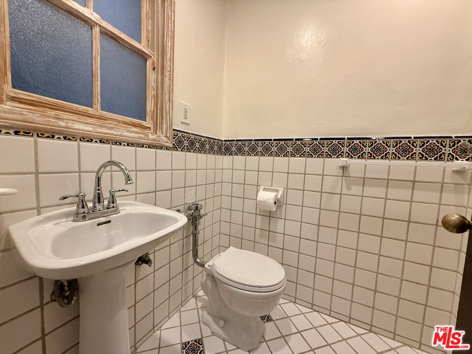 1345 N Hayworth Ave Unit: 212