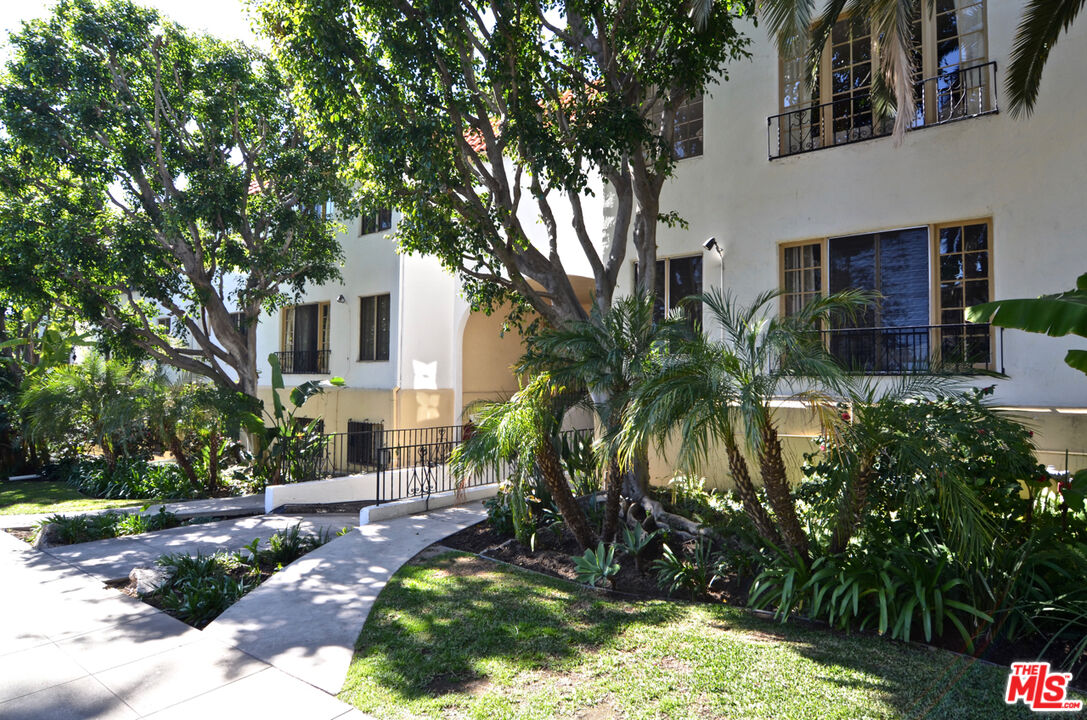 1345 N Hayworth Ave Unit: 212