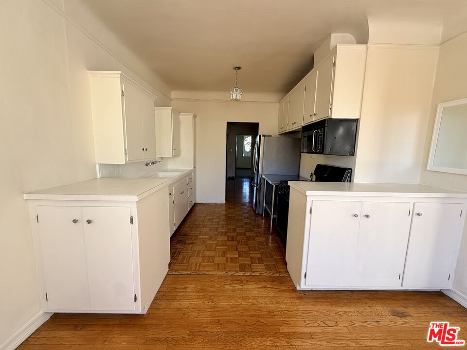 1345 N Hayworth Ave Unit: 212