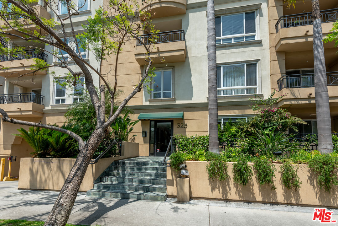 325 Arnaz Dr Unit: 301
