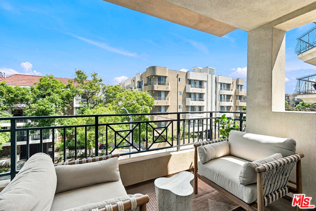 325 Arnaz Dr Unit: 301