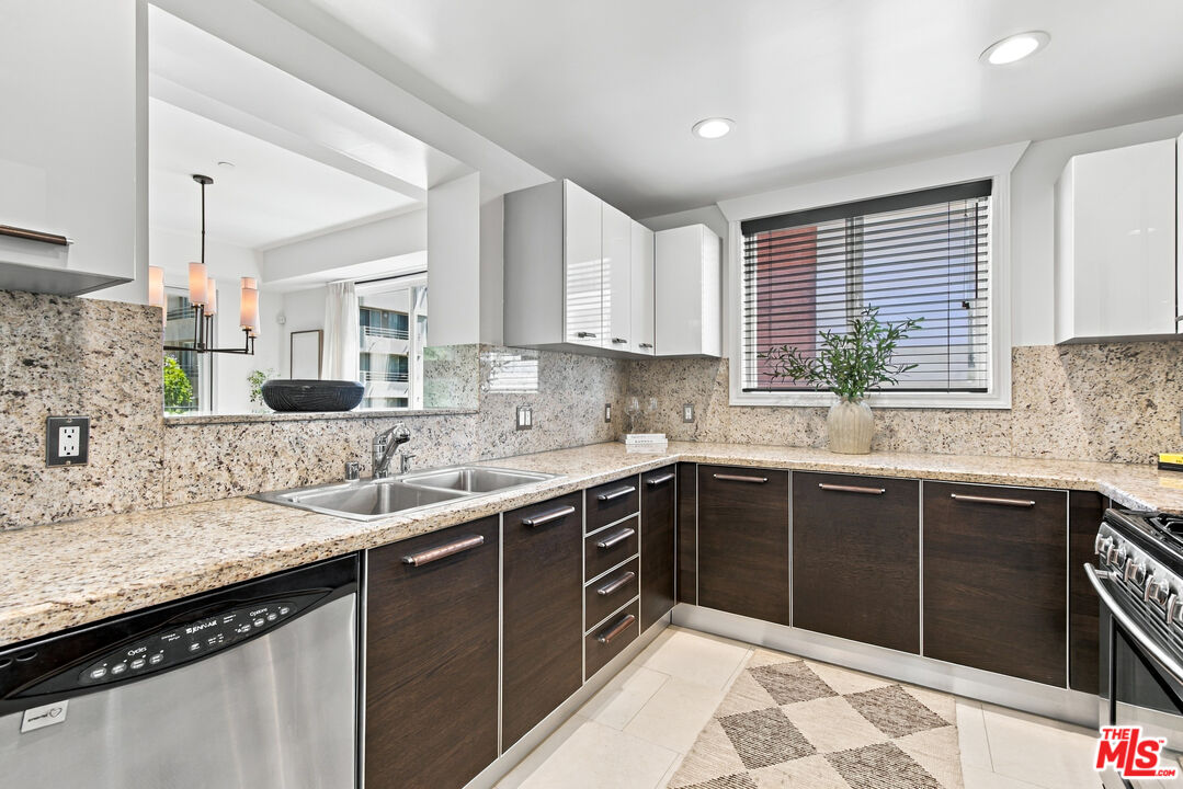 325 Arnaz Dr Unit: 301