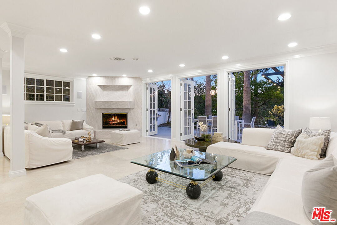505 EVELYN PL