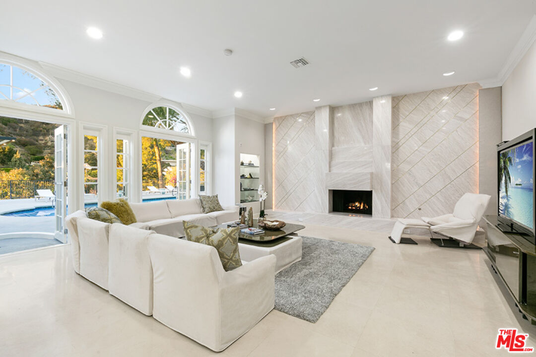505 EVELYN PL