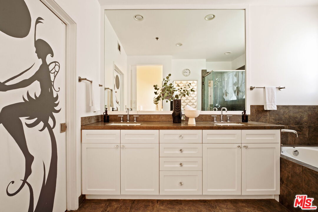 5400 Playa Vista Dr Unit: 14