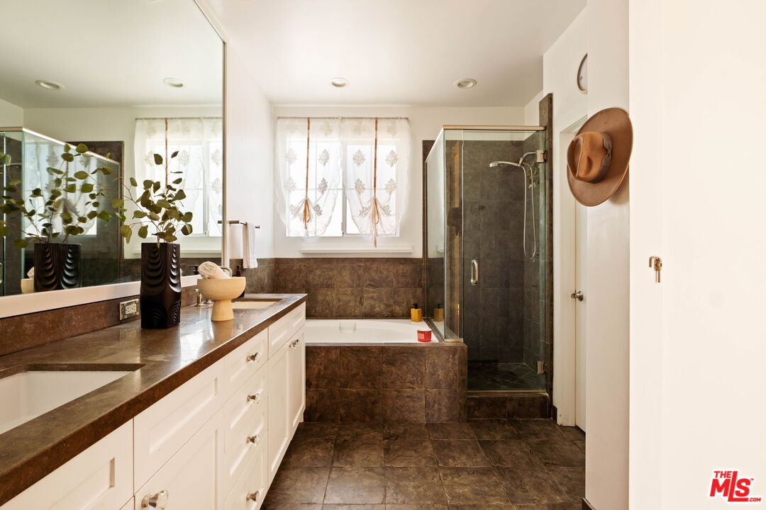 5400 Playa Vista Dr Unit: 14