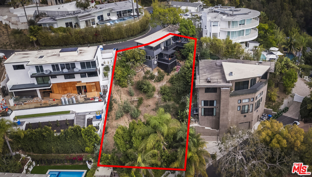 8410 Hollywood Blvd