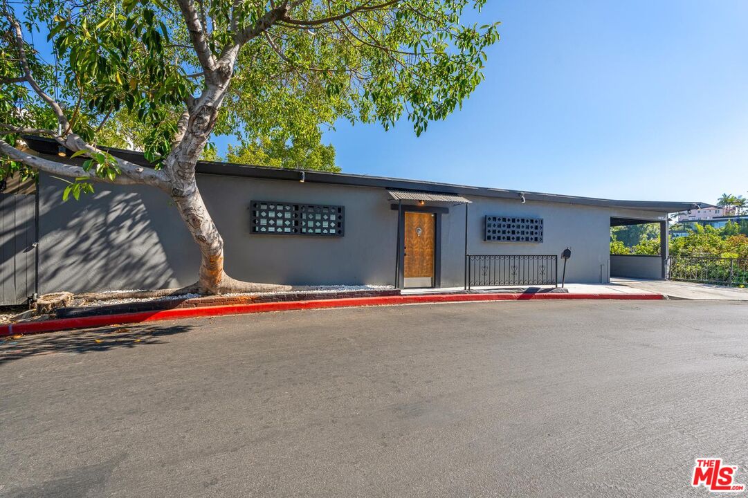 8410 Hollywood Blvd