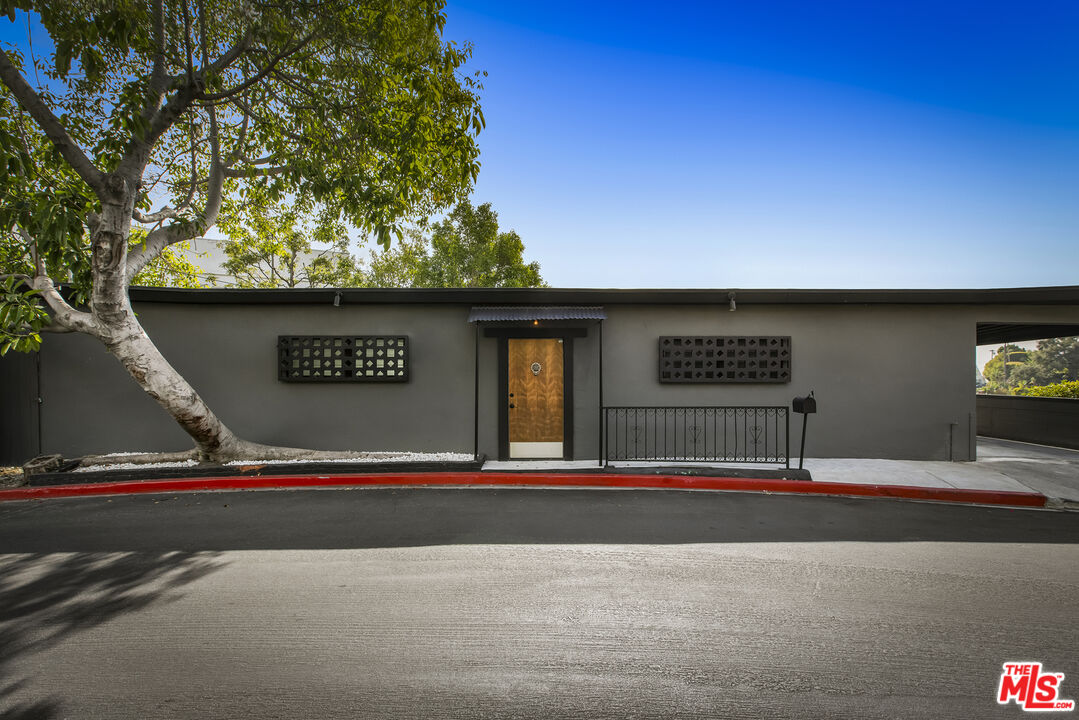 8410 Hollywood Blvd