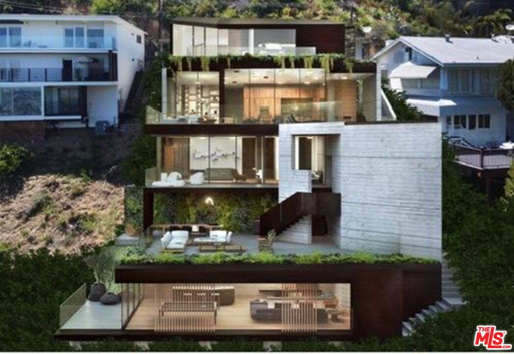 8410 Hollywood Blvd