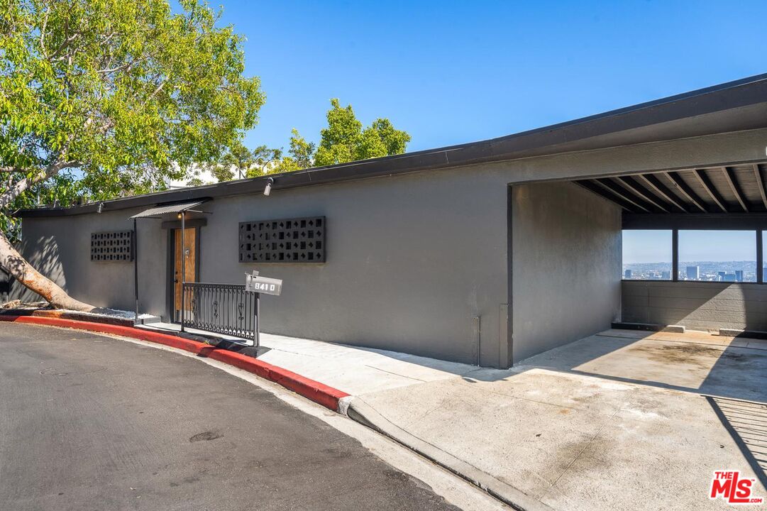 8410 Hollywood Blvd