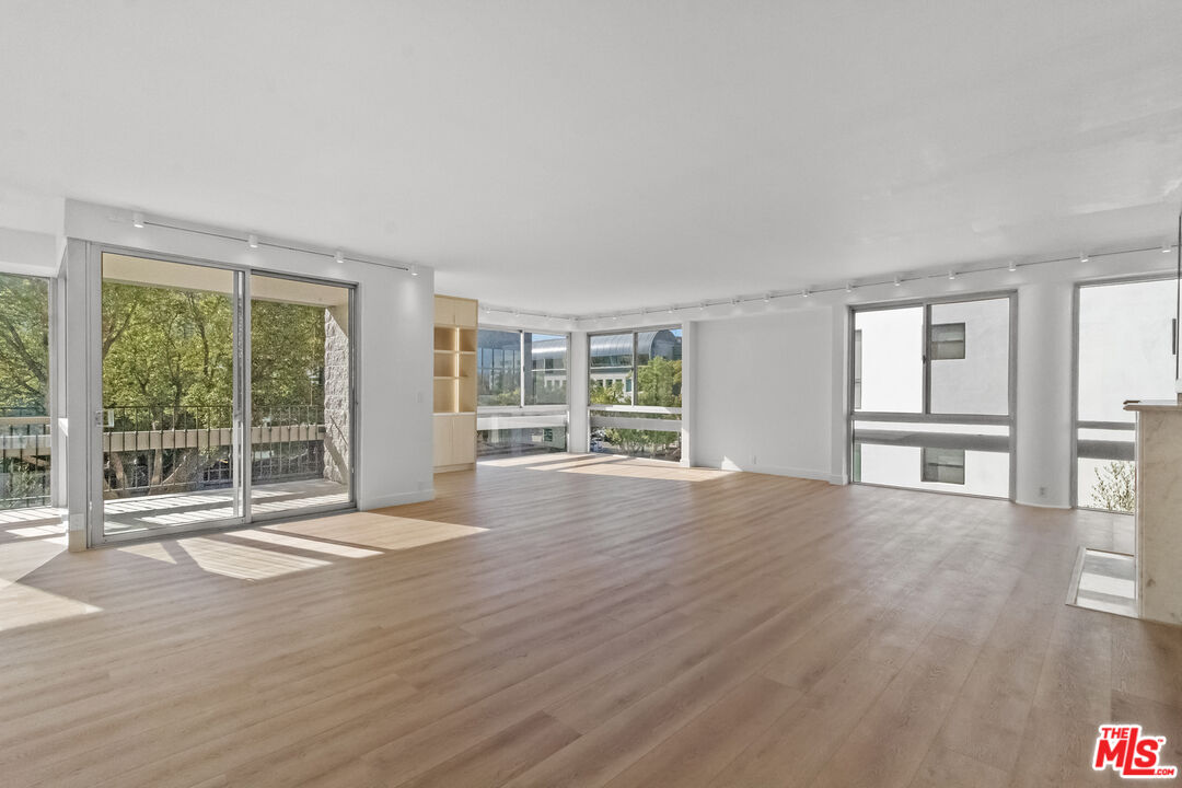 320 N Maple Dr Unit: 303