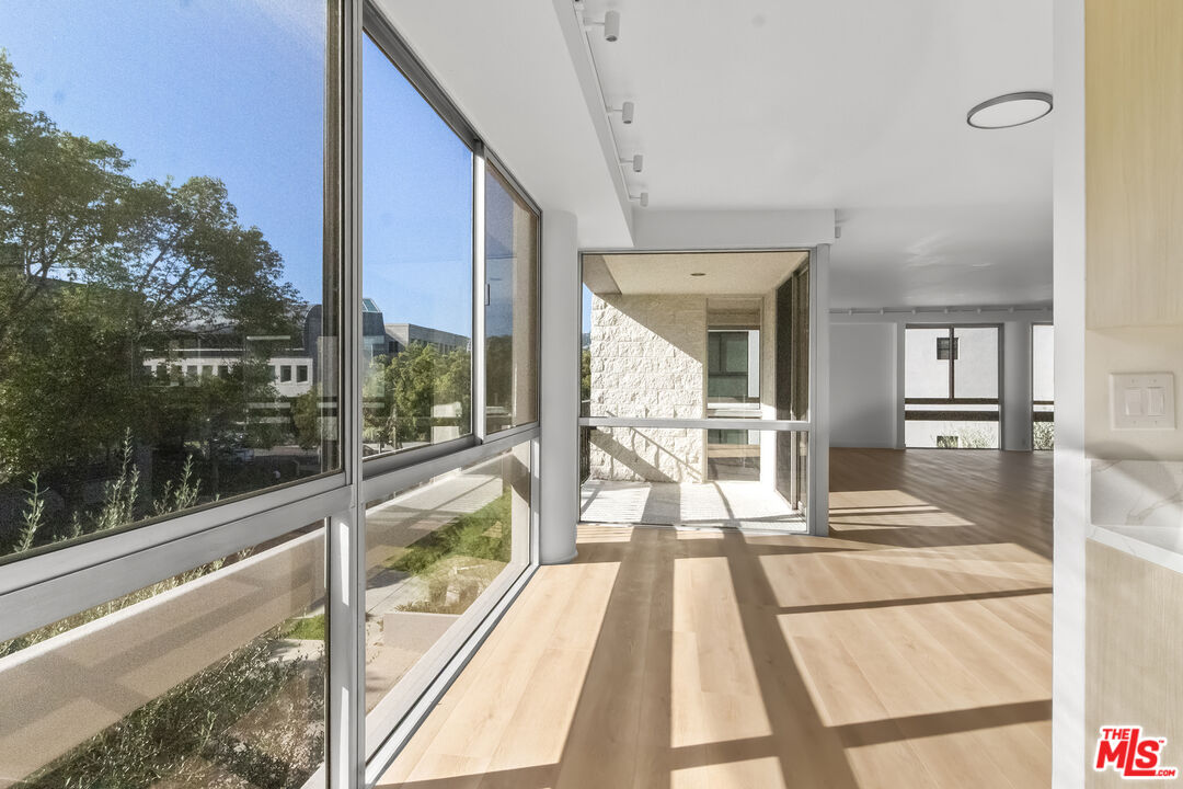 320 N Maple Dr Unit: 303