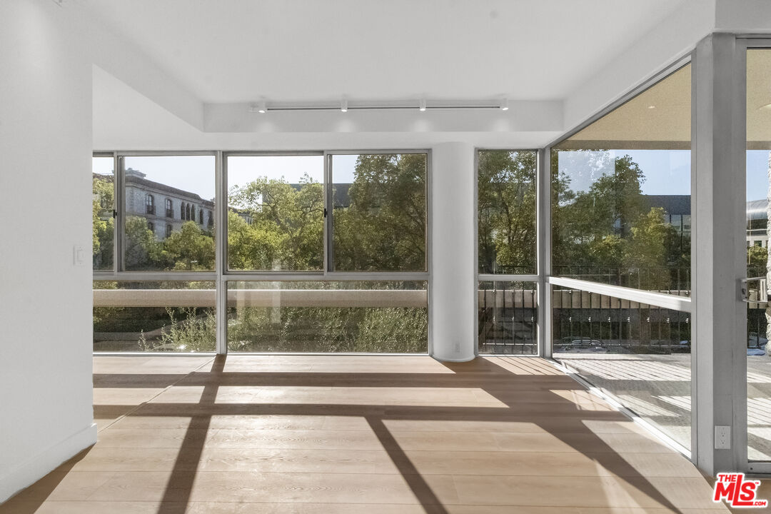 320 N Maple Dr Unit: 303