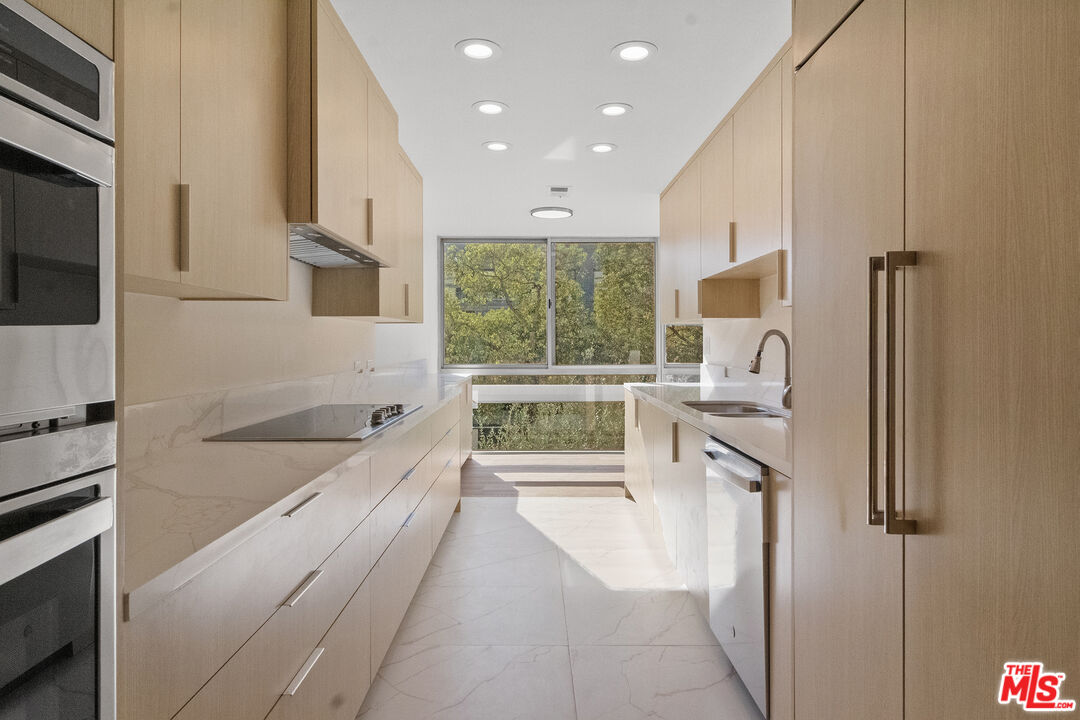 320 N Maple Dr Unit: 303