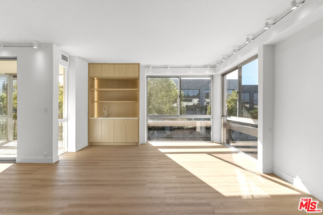 320 N Maple Dr Unit: 303