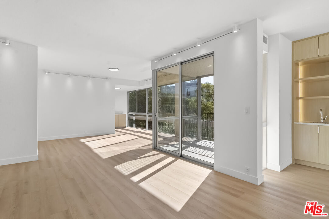 320 N Maple Dr Unit: 303