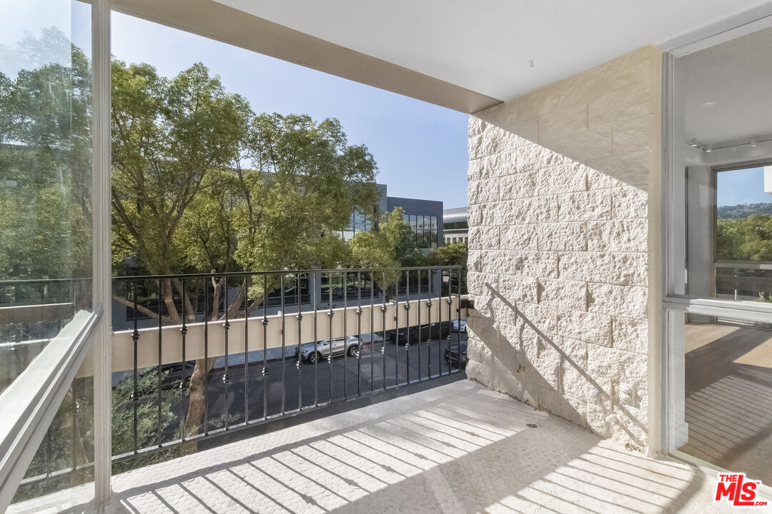 320 N Maple Dr Unit: 303
