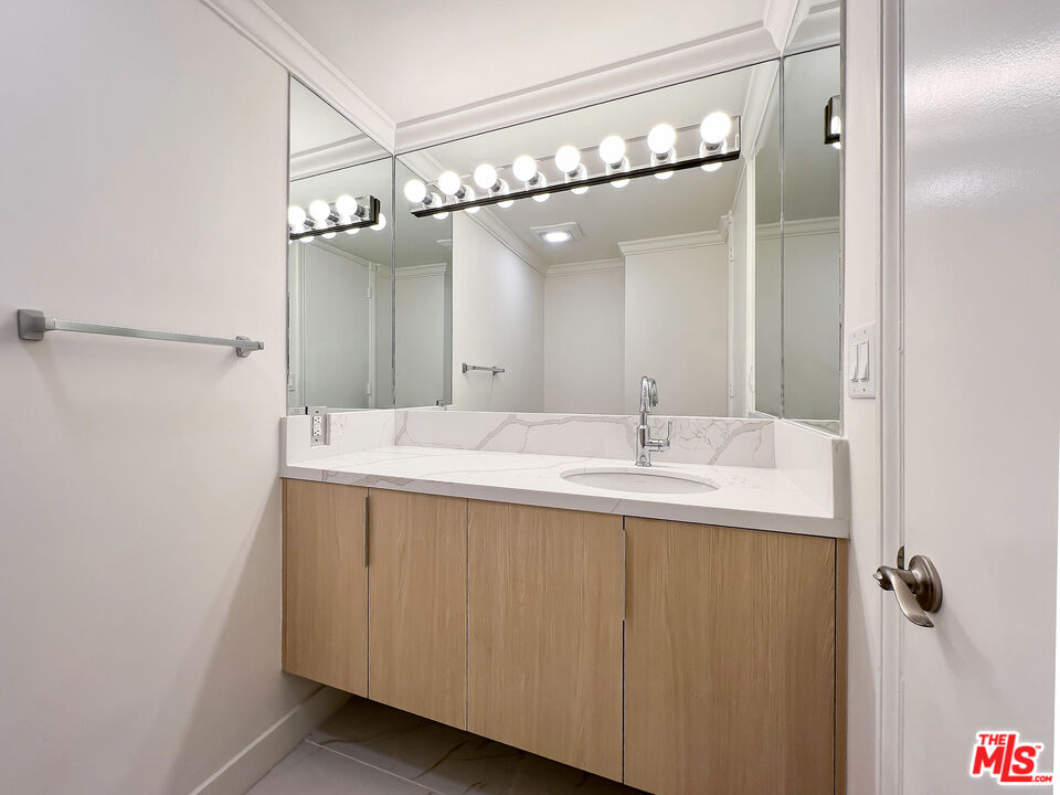 320 N Maple Dr Unit: 303