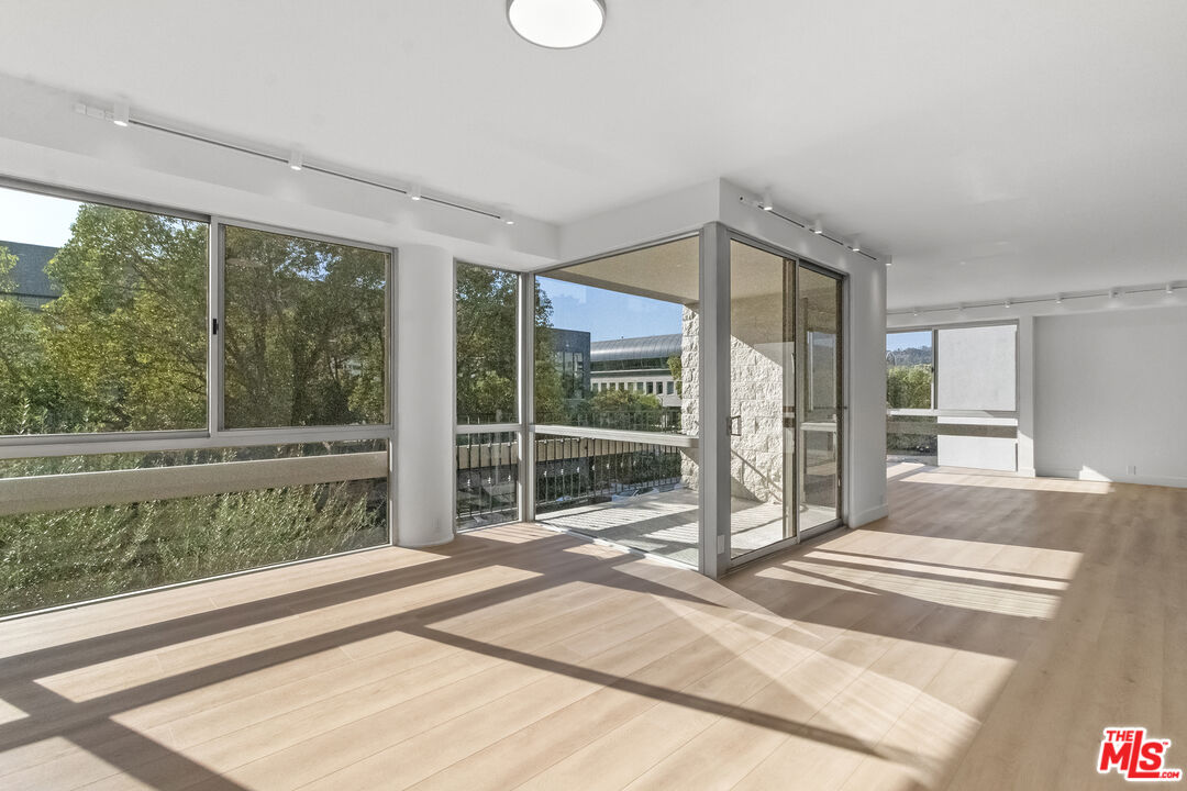 320 N Maple Dr Unit: 303