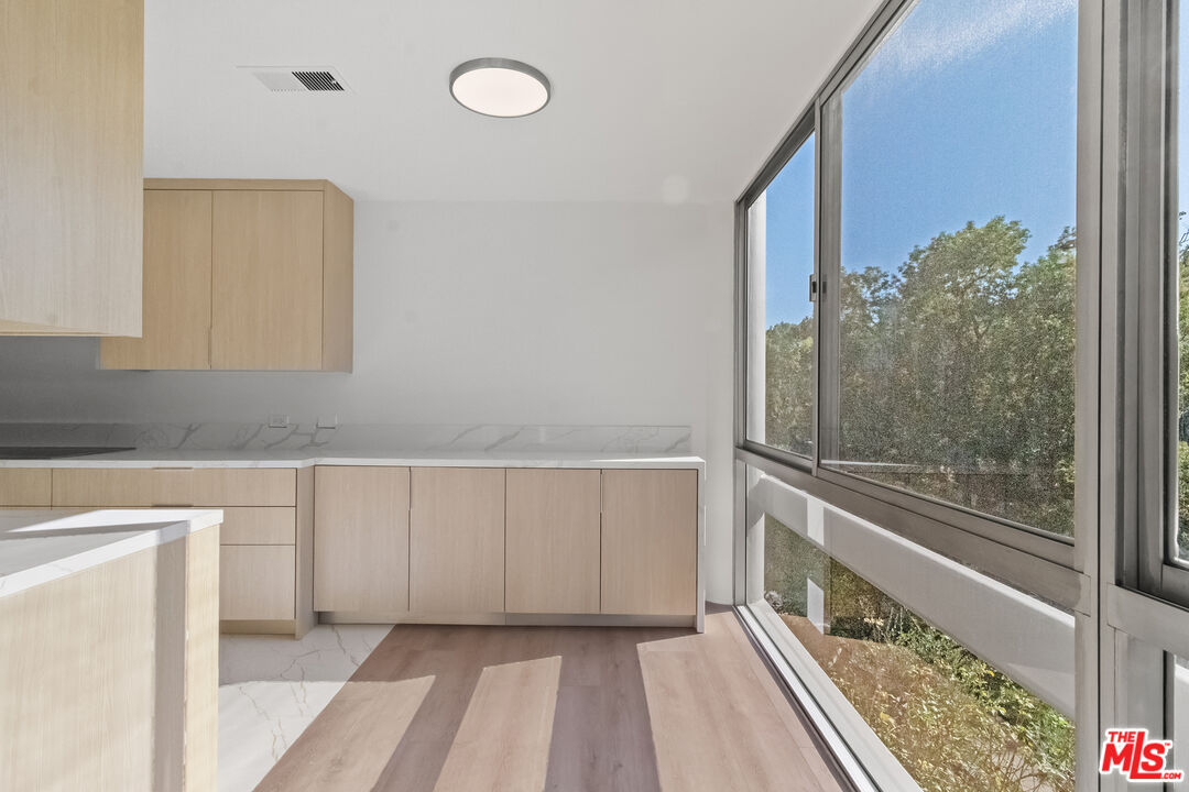 320 N Maple Dr Unit: 303