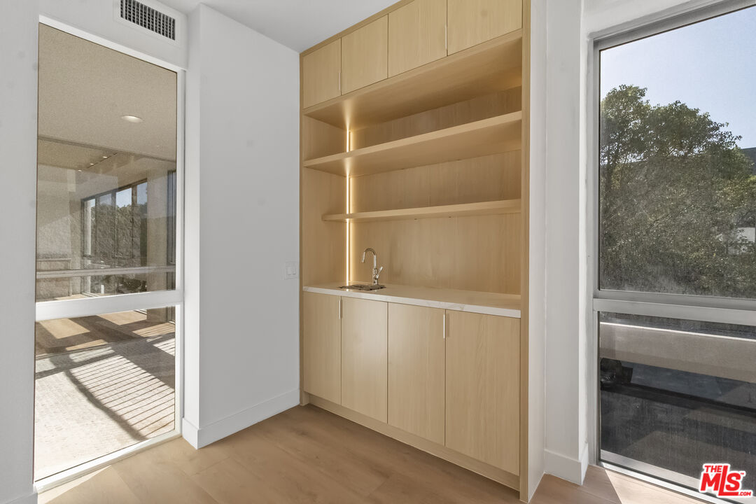 320 N Maple Dr Unit: 303