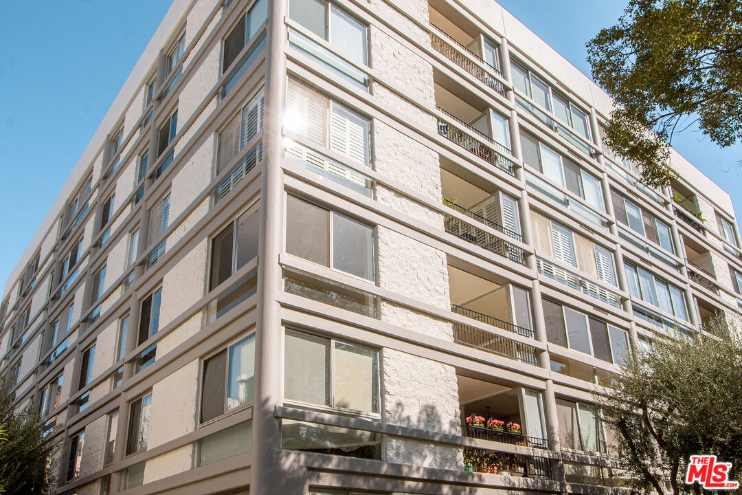 320 N Maple Dr Unit: 303
