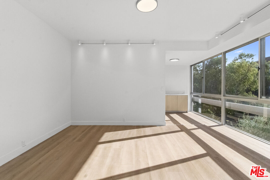 320 N Maple Dr Unit: 303