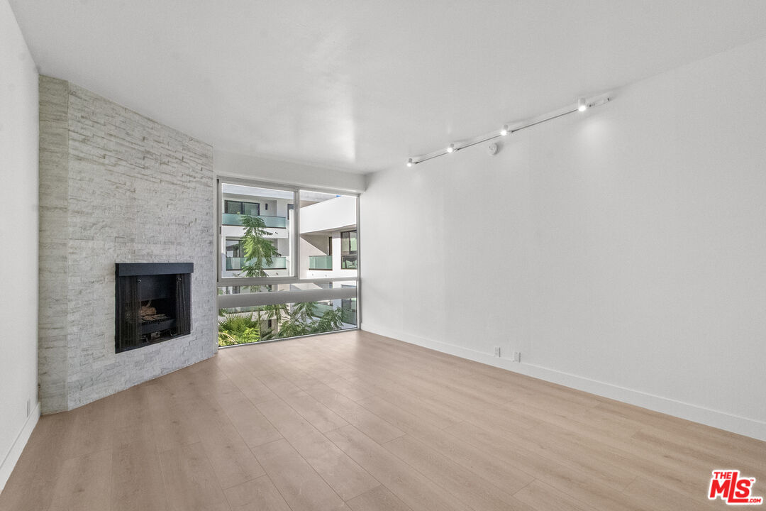 320 N Maple Dr Unit: 303