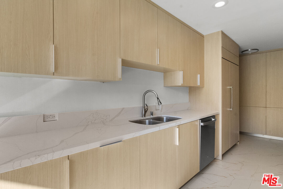 320 N Maple Dr Unit: 303