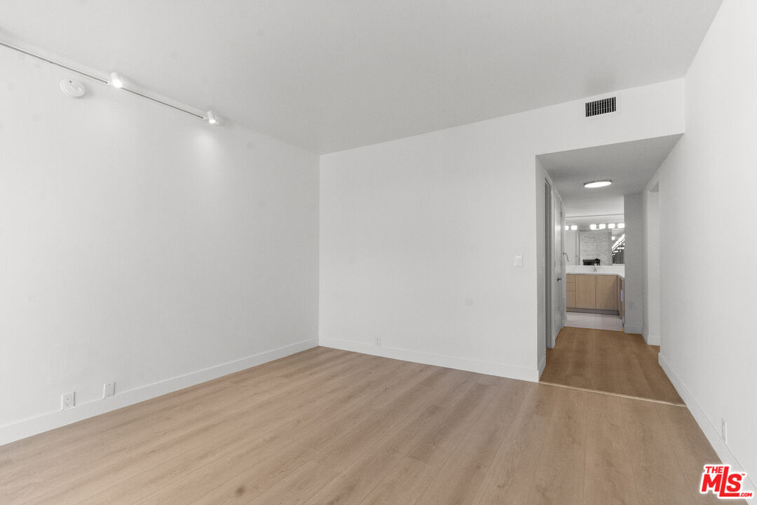 320 N Maple Dr Unit: 303