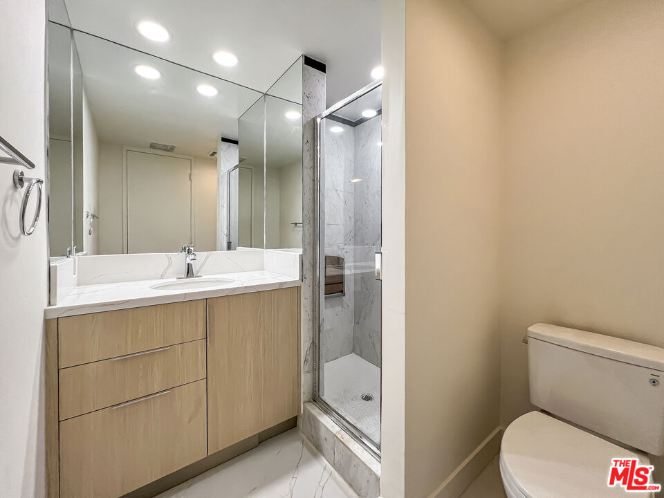 320 N Maple Dr Unit: 303