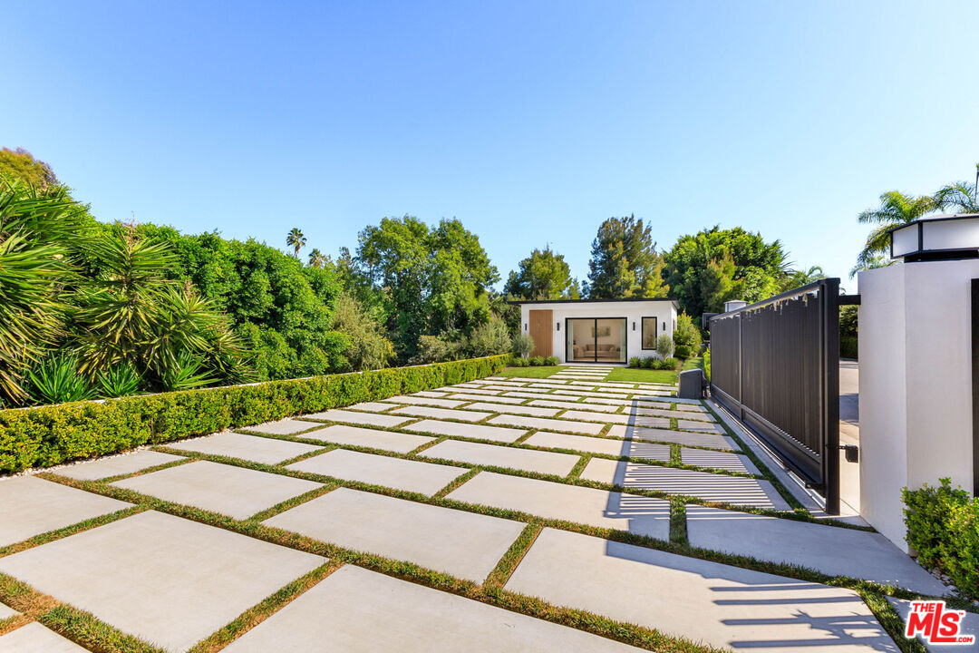 1124 Summit Dr