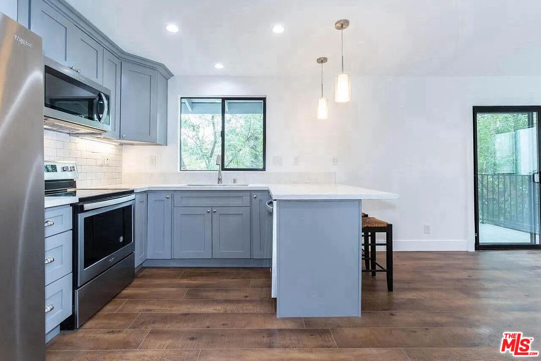 858 Oneonta Dr