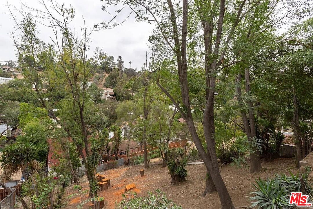 858 Oneonta Dr