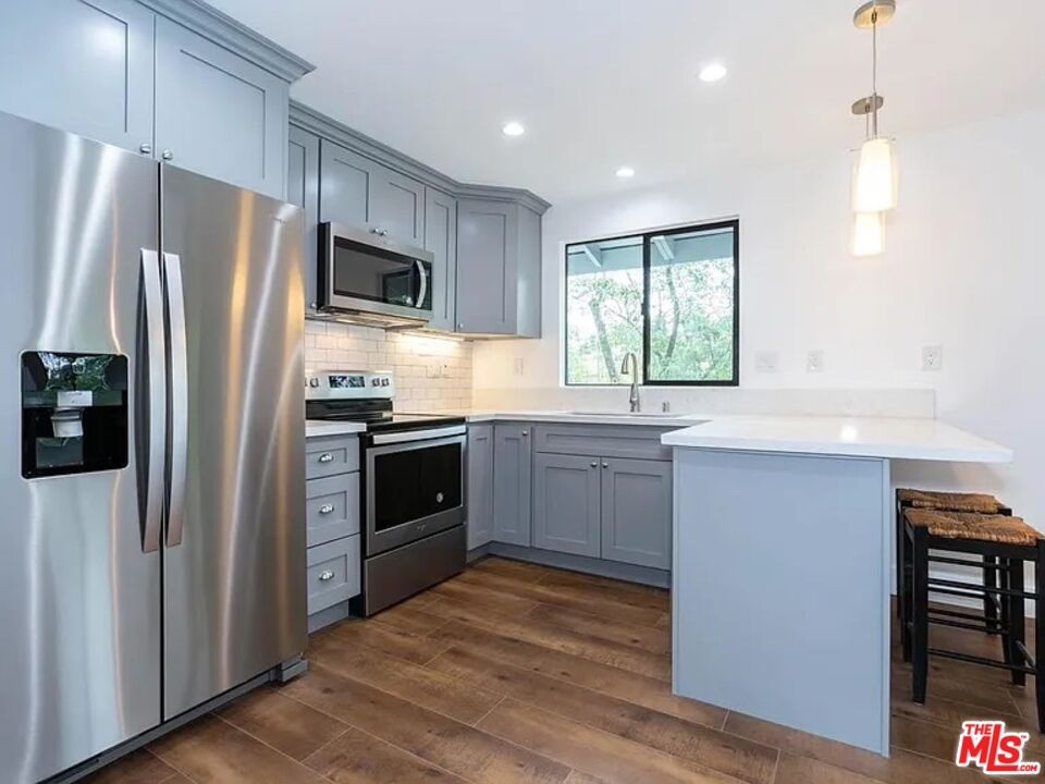 858 Oneonta Dr