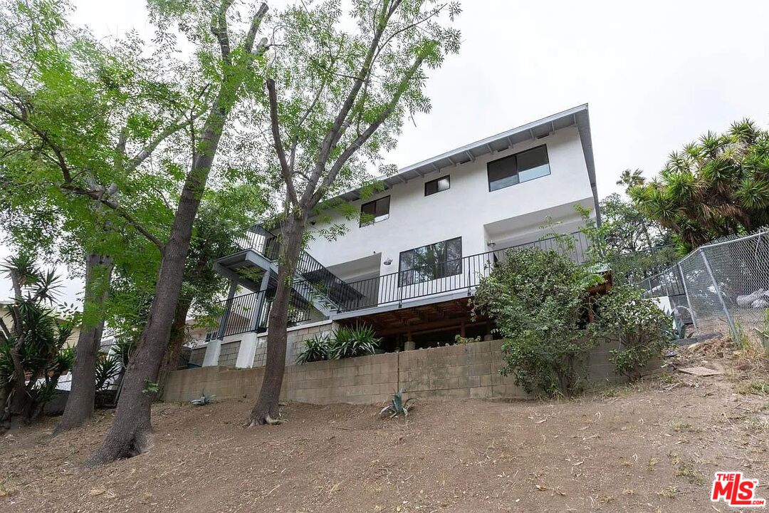 858 Oneonta Dr