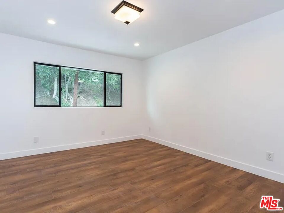 858 Oneonta Dr